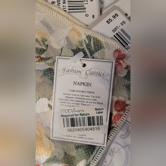 Ivory Holly Tablecloth + 6 napkins - Picture 3 of 6